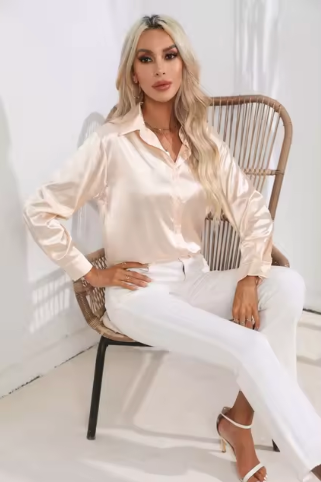 Clara | Elegant blus i satin med långa ärmar