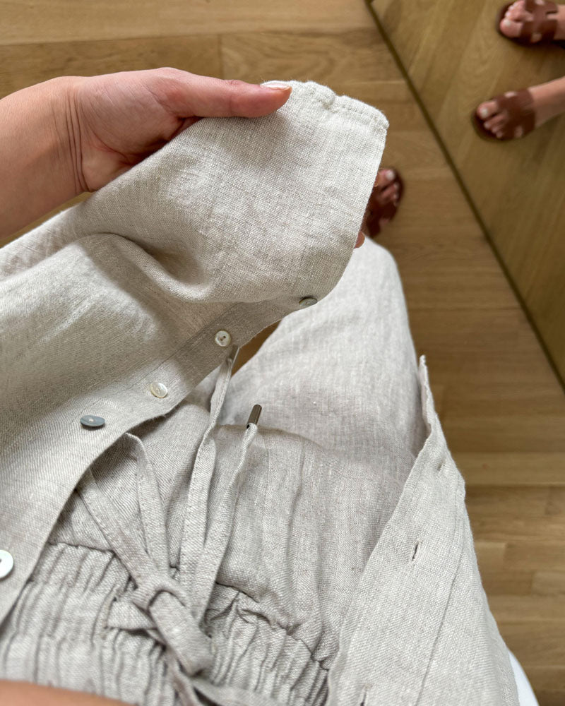 AMY | Bekväm blus med knappar och byxset