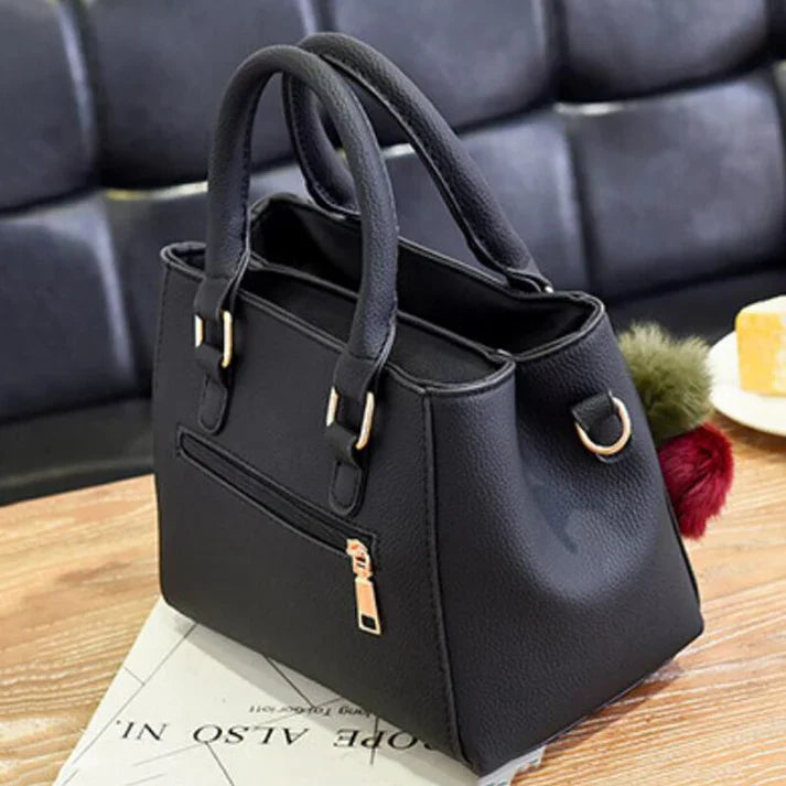 Elegante Damenhandtasche mit Anhänger und Plüschakzenten 0