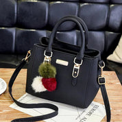 Elegante Damenhandtasche mit Anhänger und Plüschakzenten 1