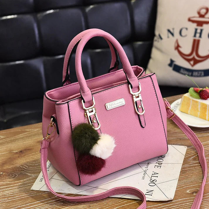 Elegante Damenhandtasche mit Anhänger und Plüschakzenten 3