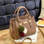 Elegante Damenhandtasche mit Anhänger und Plüschakzenten 6