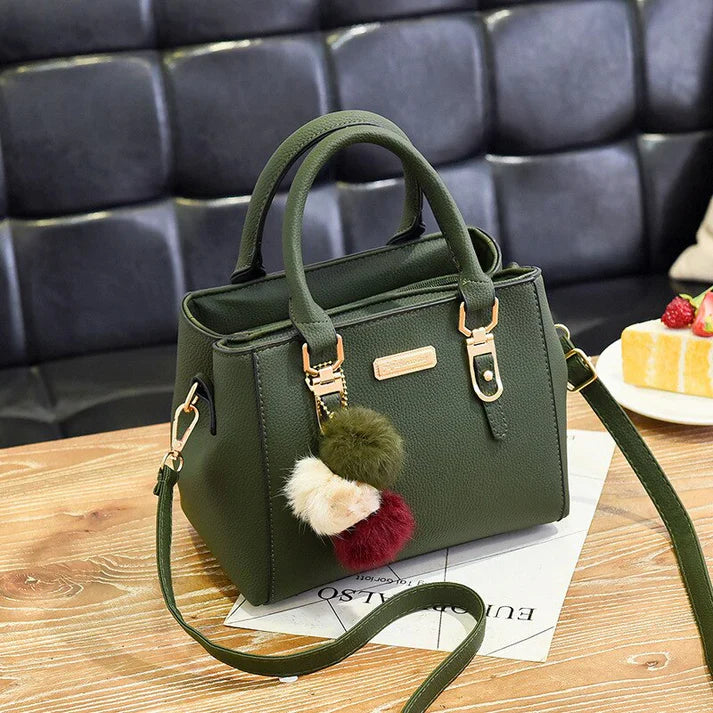 Elegante Damenhandtasche mit Anhänger und Plüschakzenten 7