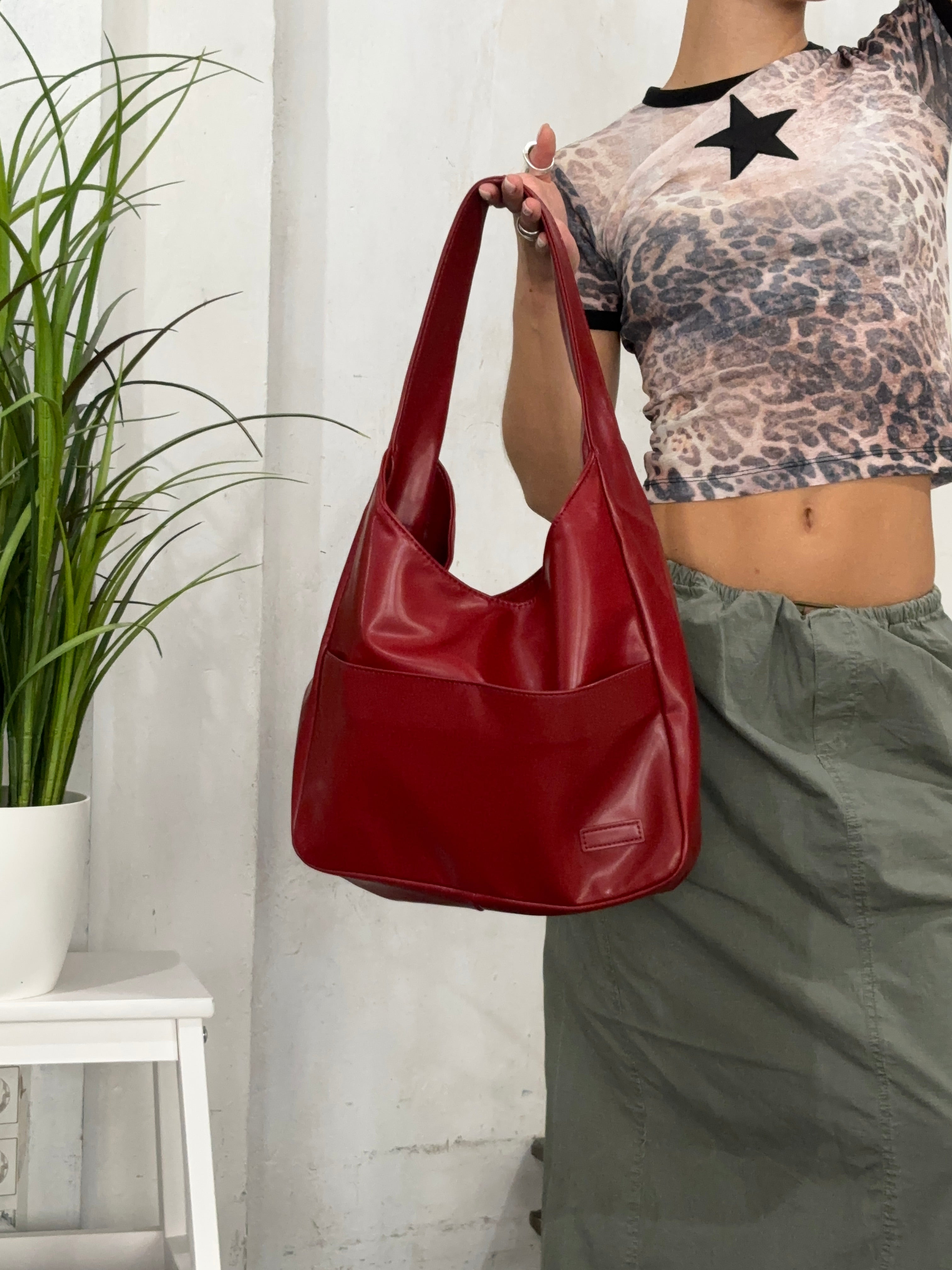 Elegante runde Schultertasche für Damen aus veganem Leder 4