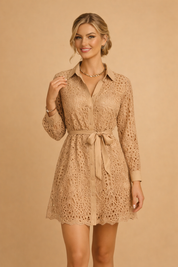 Elegantes Damen Spitzenkleid mit V-Ausschnitt und Gürtel für warme Tage 2