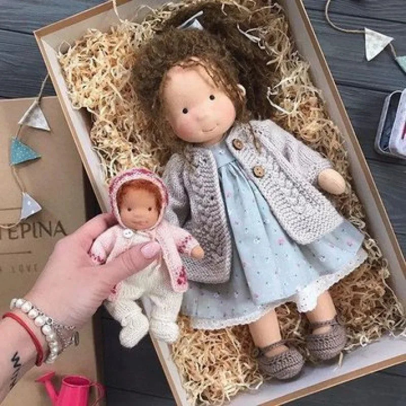 Elise | Handgefertigte Waldorf-Plüschpuppe – Weiches Baumwollspielzeug mit Stoffbox | Süß & Kuschelig | Für Kindergeburtstage & täglichen Spielspaß 28