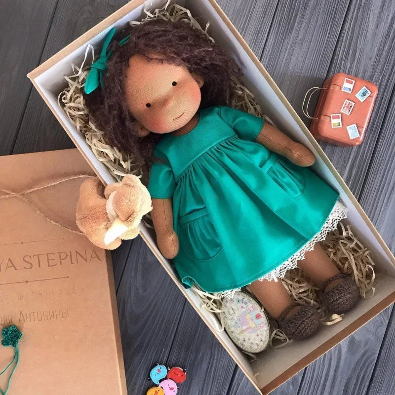 Elise | Handgefertigte Waldorf-Plüschpuppe – Weiches Baumwollspielzeug mit Stoffbox | Süß & Kuschelig | Für Kindergeburtstage & täglichen Spielspaß 35