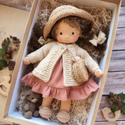 Emma | Handgefertigte Plüschpuppe aus Baumwolle – Waldorf-Kuscheltier mit Stoffbox | Niedlich & kuschelig | Für Kindergeburtstage & Spielspaß im Alltag 0