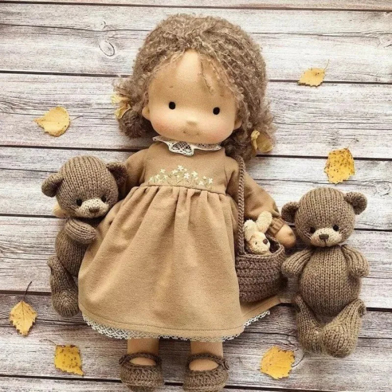 Emma | Handgefertigte Plüschpuppe aus Baumwolle – Waldorf-Kuscheltier mit Stoffbox | Niedlich & kuschelig | Für Kindergeburtstage & Spielspaß im Alltag 2