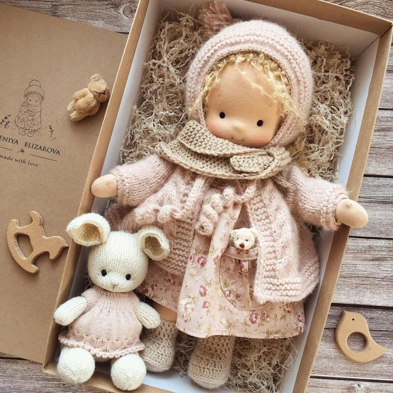 Emma | Handgefertigte Plüschpuppe aus Baumwolle – Waldorf-Kuscheltier mit Stoffbox | Niedlich & kuschelig | Für Kindergeburtstage & Spielspaß im Alltag 3
