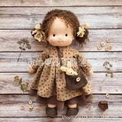 Emma | Handgefertigte Plüschpuppe aus Baumwolle – Waldorf-Kuscheltier mit Stoffbox | Niedlich & kuschelig | Für Kindergeburtstage & Spielspaß im Alltag 7