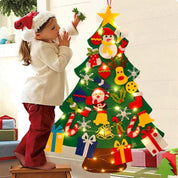 FeltJoy | Dekorativer Weihnachtsbaum für die Wand mit hängenden Filzornamenten 0
