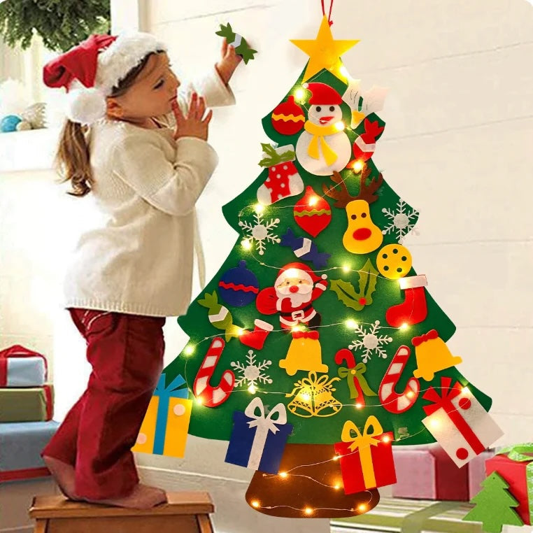 FeltJoy | Dekorativer Weihnachtsbaum für die Wand mit hängenden Filzornamenten 0