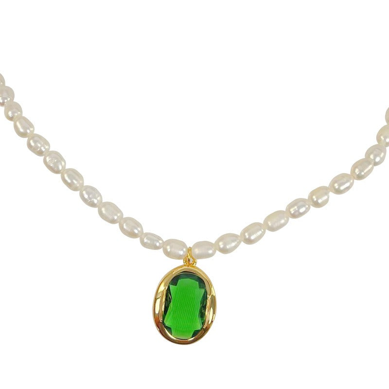 Clarence | Elegant pärlhalsband med grön zirkon-berlock
