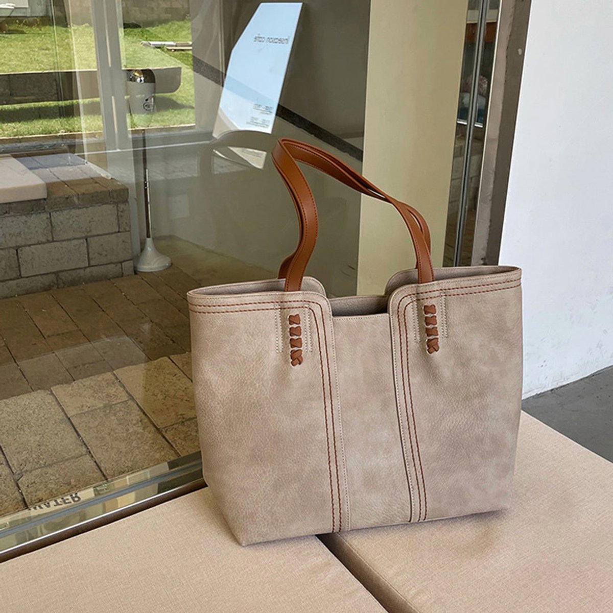 Handtasche Damen Minimalistische Umhängetasche mit Geräumigem Innenfach und Stilvollen Details 0