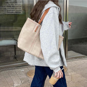 Handtasche Damen Minimalistische Umhängetasche mit Geräumigem Innenfach und Stilvollen Details 2