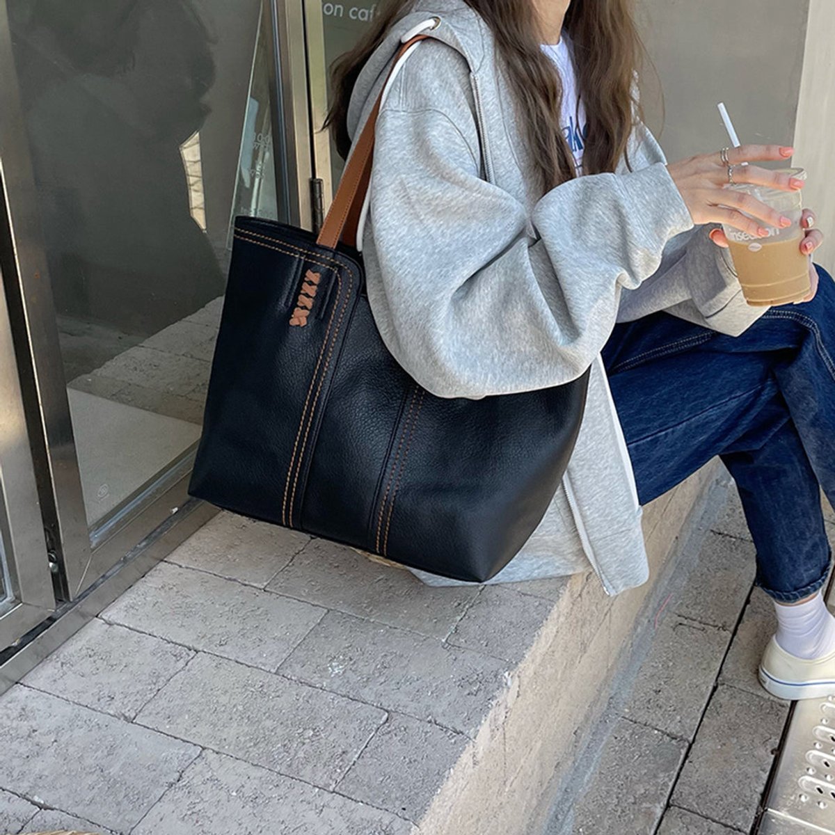 Handtasche Damen Minimalistische Umhängetasche mit Geräumigem Innenfach und Stilvollen Details 4