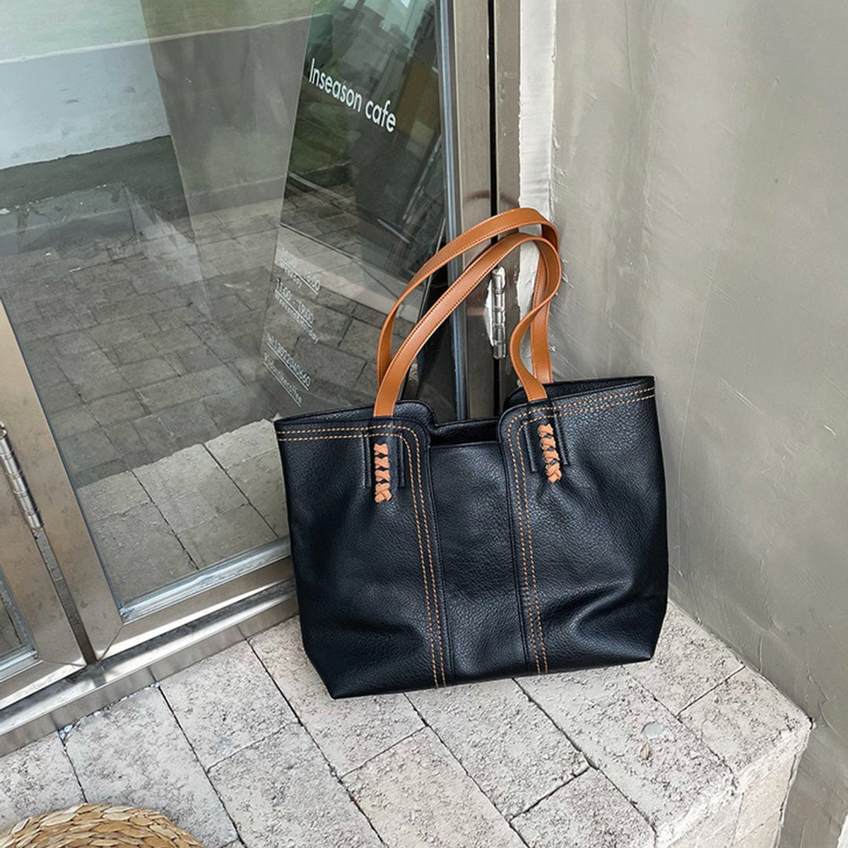 Handtasche Damen Minimalistische Umhängetasche mit Geräumigem Innenfach und Stilvollen Details 6