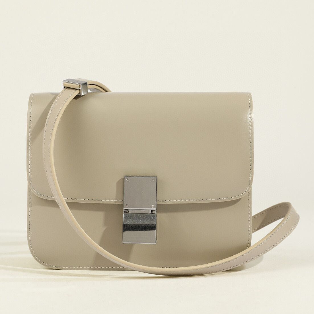Klassische Damen-Schultertasche mit Überschlag aus echtem Leder 10