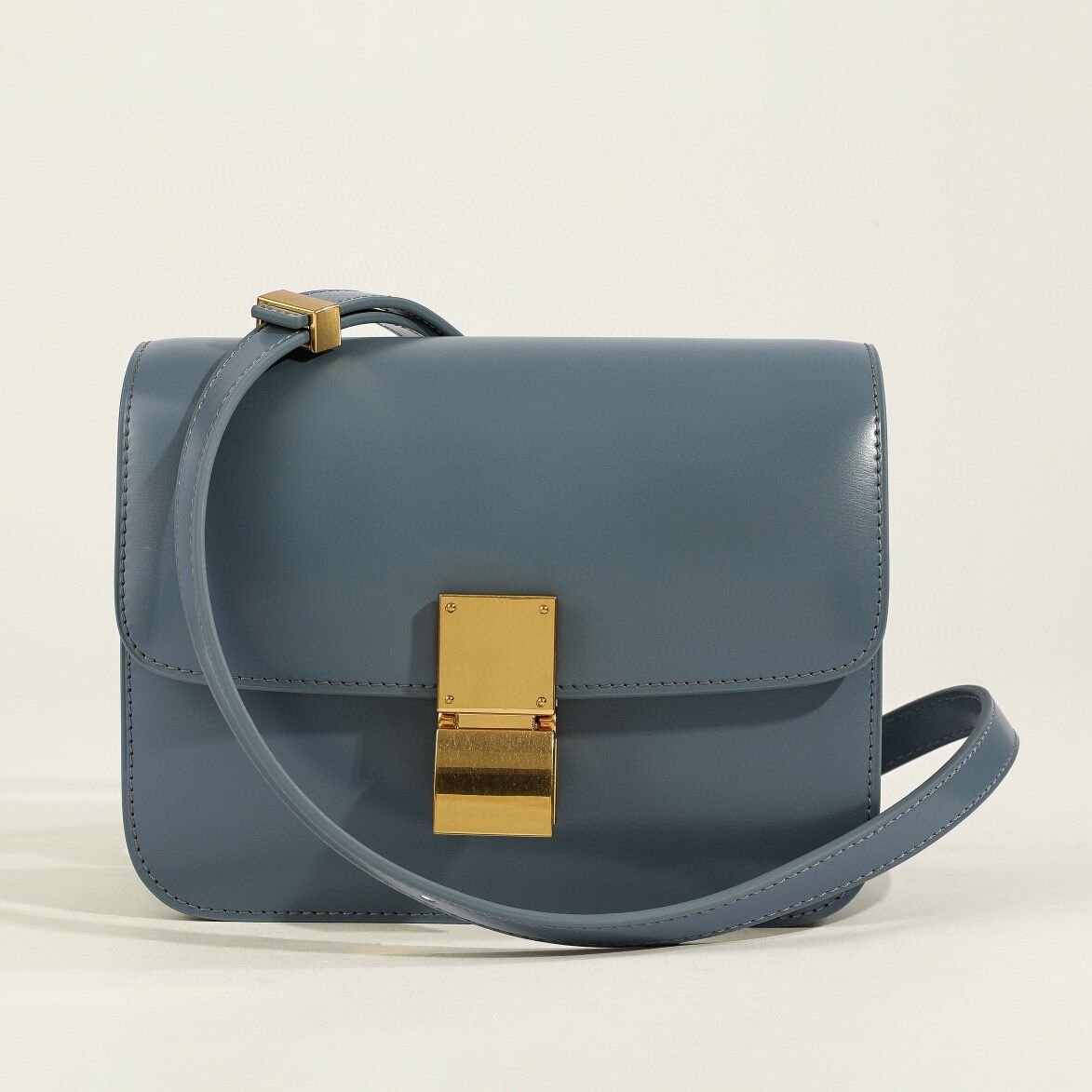 Klassische Damen-Schultertasche mit Überschlag aus echtem Leder 12