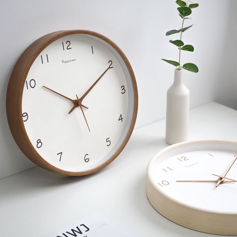 Leise analoge Wanduhr aus Massivholz 1