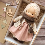 Luna | Handgefertigte Waldorf-Plüschpuppe – Weiches Baumwollspielzeug mit Stoffbox | Niedlich & Kuschelig | Für Kindergeburtstage & fantasievolles Spielen im Alltag 11