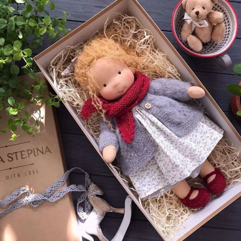 Luna | Handgefertigte Waldorf-Plüschpuppe – Weiches Baumwollspielzeug mit Stoffbox | Niedlich & Kuschelig | Für Kindergeburtstage & fantasievolles Spielen im Alltag 17