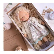 Luna | Handgefertigte Waldorf-Plüschpuppe – Weiches Baumwollspielzeug mit Stoffbox | Niedlich & Kuschelig | Für Kindergeburtstage & fantasievolles Spielen im Alltag 26