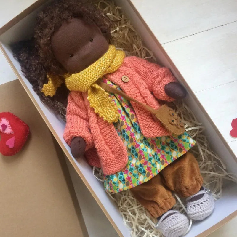 Luna | Handgefertigte Waldorf-Plüschpuppe – Weiches Baumwollspielzeug mit Stoffbox | Niedlich & Kuschelig | Für Kindergeburtstage & fantasievolles Spielen im Alltag 28
