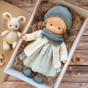 Luna | Handgefertigte Waldorf-Plüschpuppe – Weiches Baumwollspielzeug mit Stoffbox | Niedlich & Kuschelig | Für Kindergeburtstage & fantasievolles Spielen im Alltag 38