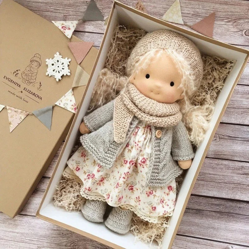 Luna | Handgefertigte Waldorf-Plüschpuppe – Weiches Baumwollspielzeug mit Stoffbox | Niedlich & Kuschelig | Für Kindergeburtstage & fantasievolles Spielen im Alltag 40