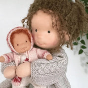 Luna | Handgefertigte Waldorf-Plüschpuppe – Weiches Baumwollspielzeug mit Stoffbox | Niedlich & Kuschelig | Für Kindergeburtstage & fantasievolles Spielen im Alltag 6