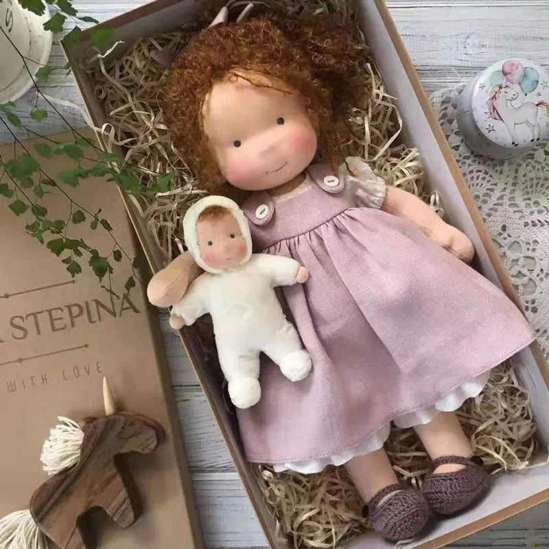 Luna | Handgefertigte Waldorf-Plüschpuppe – Weiches Baumwollspielzeug mit Stoffbox | Niedlich & Kuschelig | Für Kindergeburtstage & fantasievolles Spielen im Alltag 8