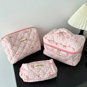 Chloe | Charmant rutigt sminkväskeset med rosettdesign