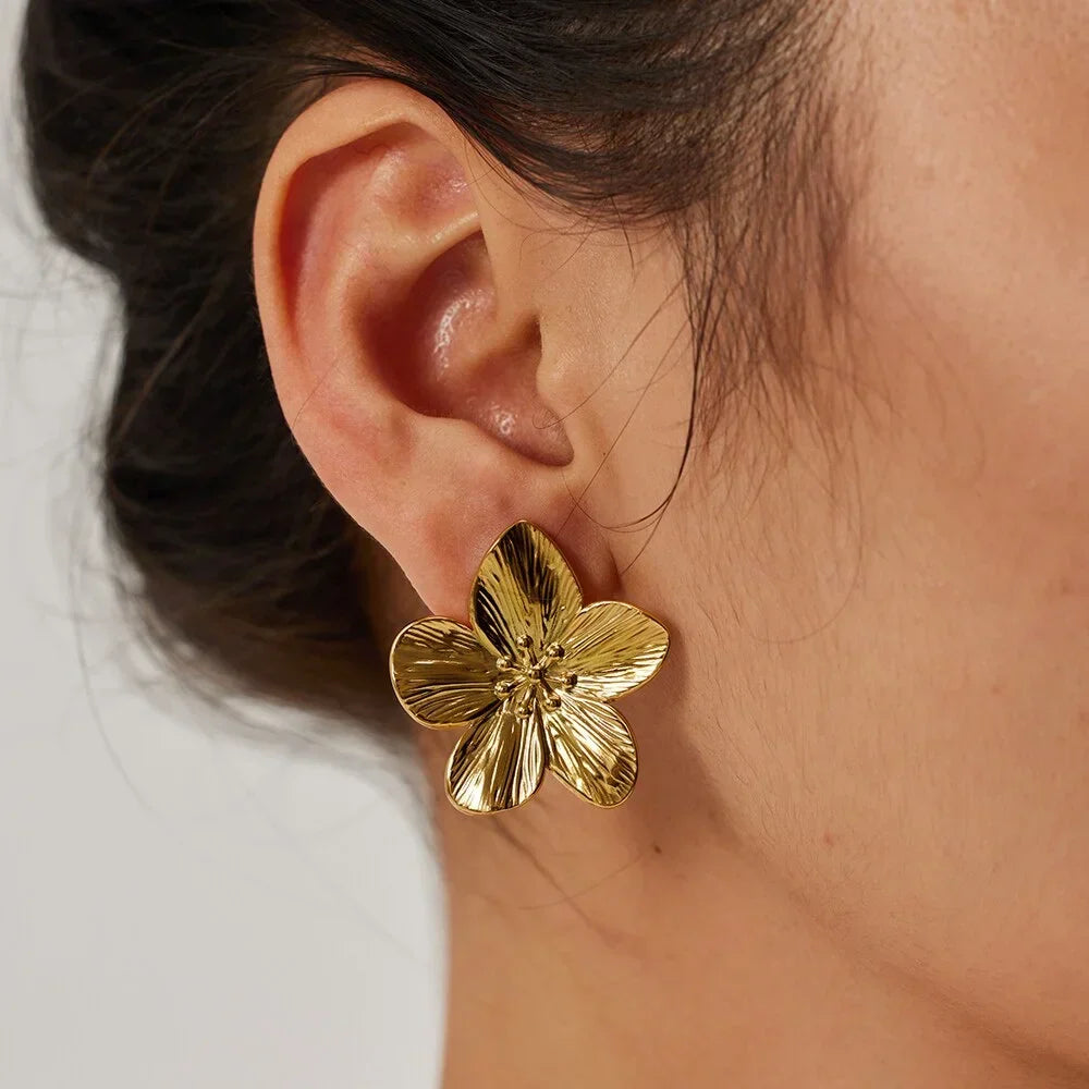 Jemilia | Eleganta vintage-blomörhängen i metall i guld