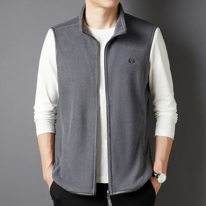 CARL | Stilfull broderad plyschväst