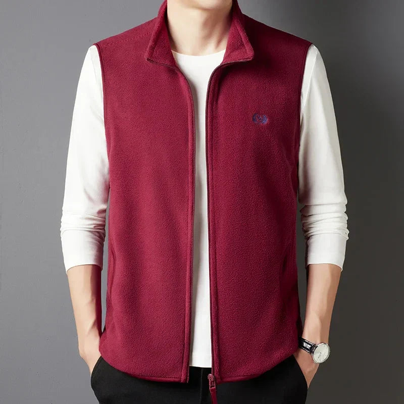 CARL | Stilfull broderad plyschväst
