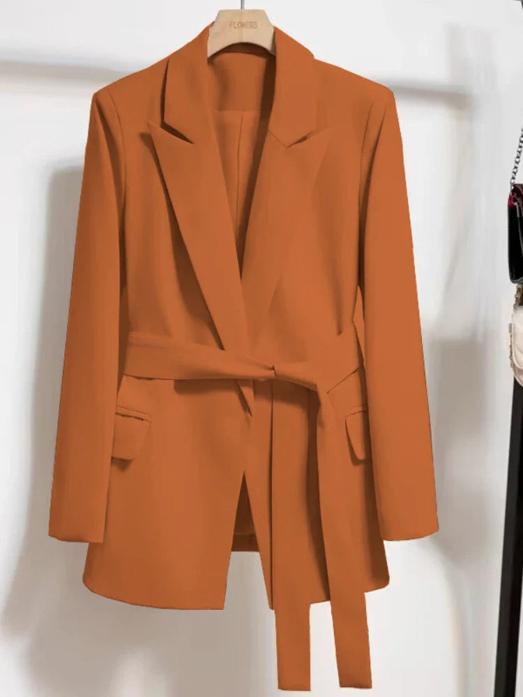 Nora | Stilren blazer med bälte för en modern look