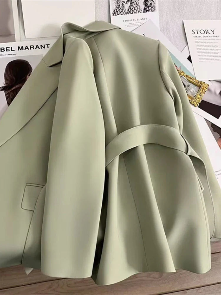 Nora | Stilren blazer med bälte för en modern look
