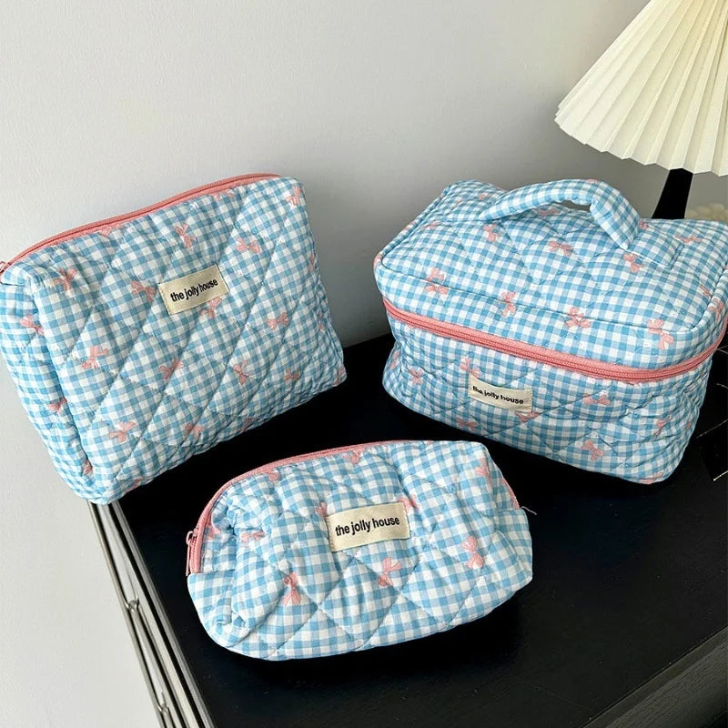 Chloe | Charmant rutigt sminkväskeset med rosettdesign
