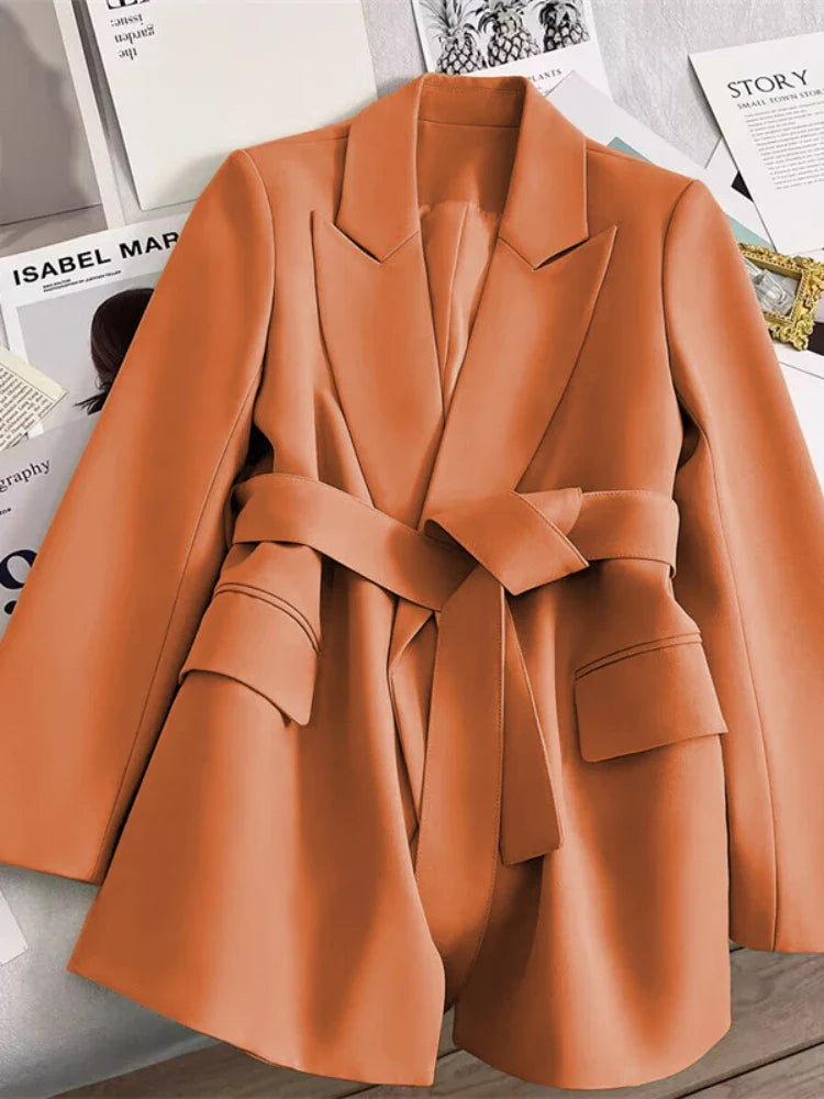 Nora | Stilren blazer med bälte för en modern look