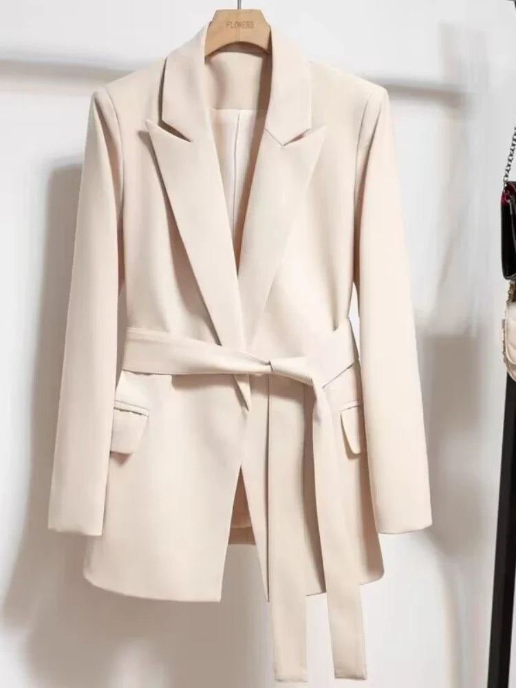 Nora | Stilren blazer med bälte för en modern look