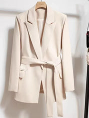 Nora | Stilren blazer med bälte för en modern look