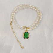 Clarence | Elegant pärlhalsband med grön zirkon-berlock