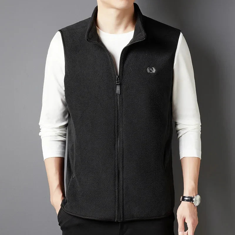CARL | Stilfull broderad plyschväst