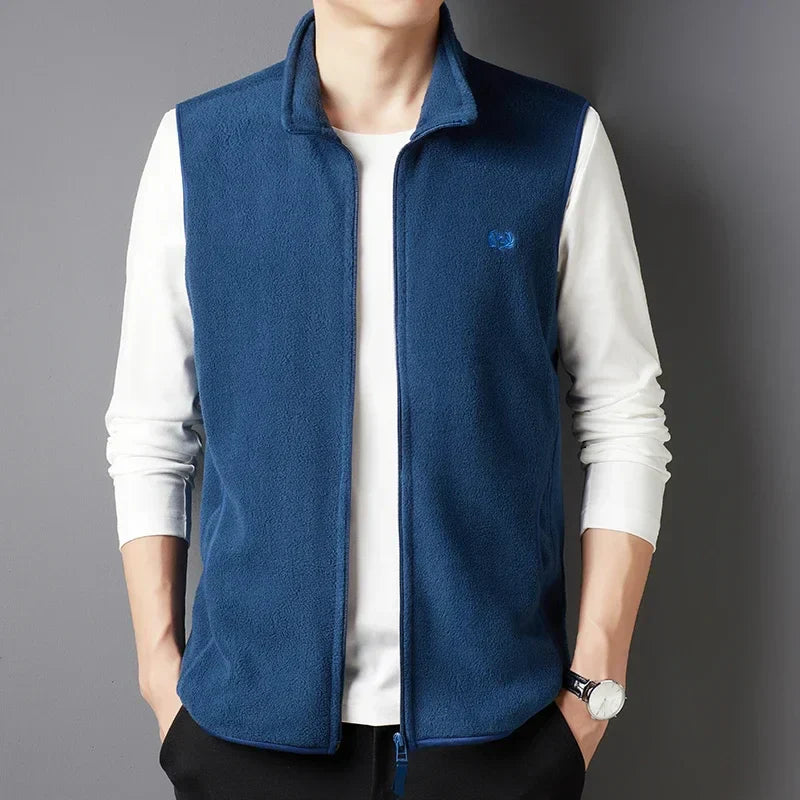 CARL | Stilfull broderad plyschväst