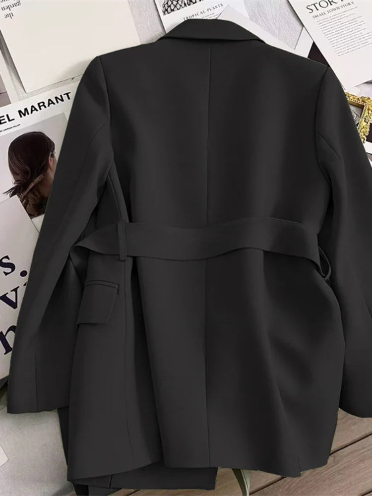 Nora | Stilren blazer med bälte för en modern look