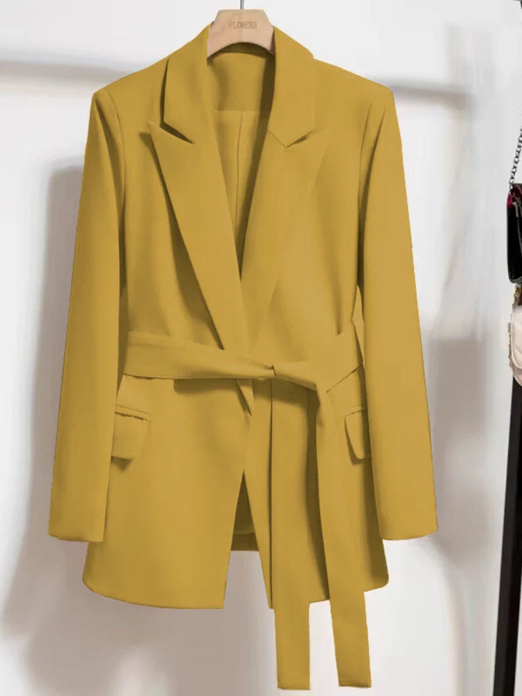Nora | Stilren blazer med bälte för en modern look