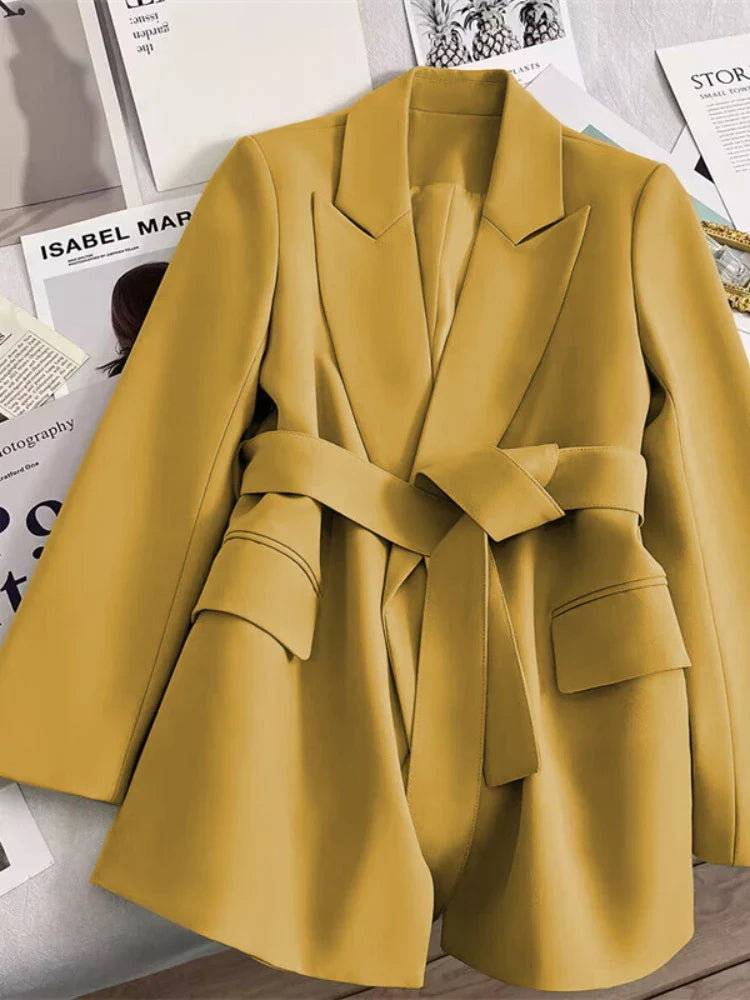 Nora | Stilren blazer med bälte för en modern look