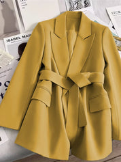 Nora | Stilren blazer med bälte för en modern look
